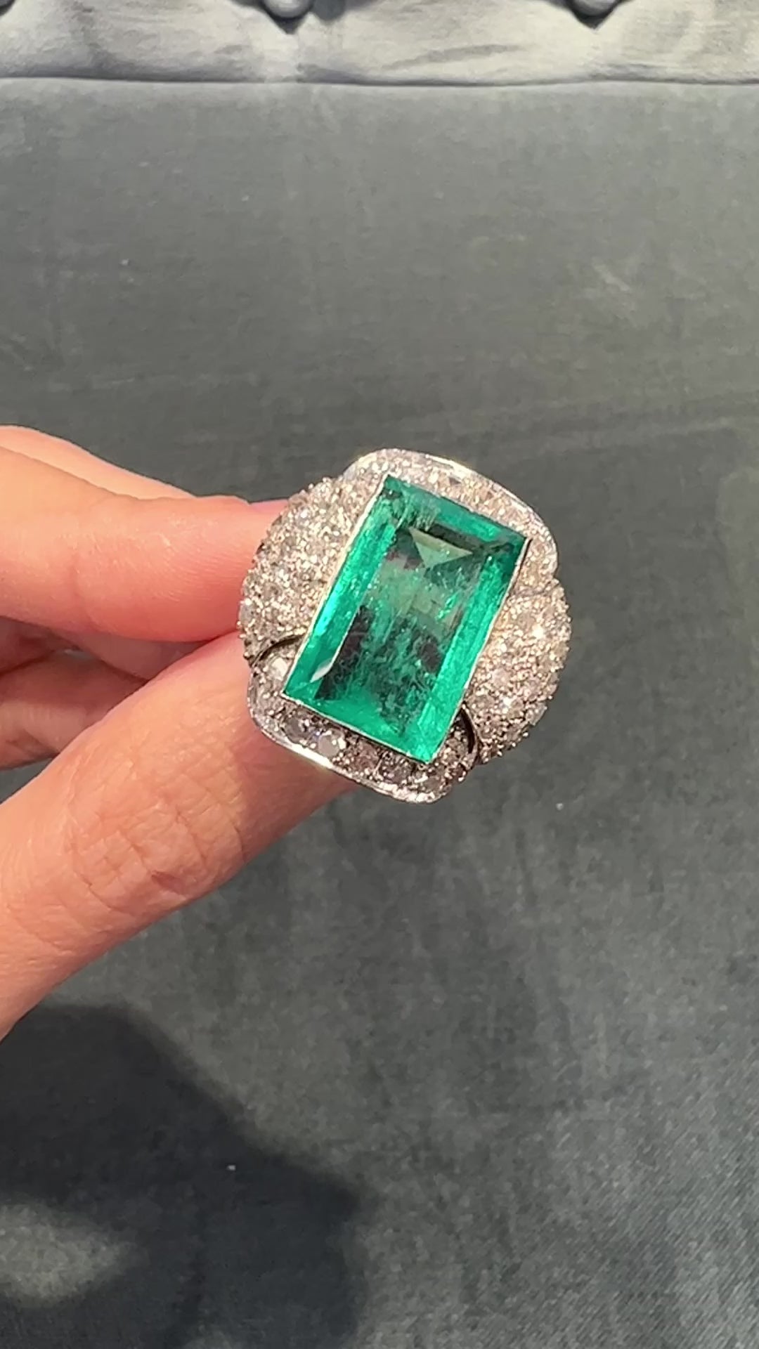 Exquisite Emerald and Diamond Ring
