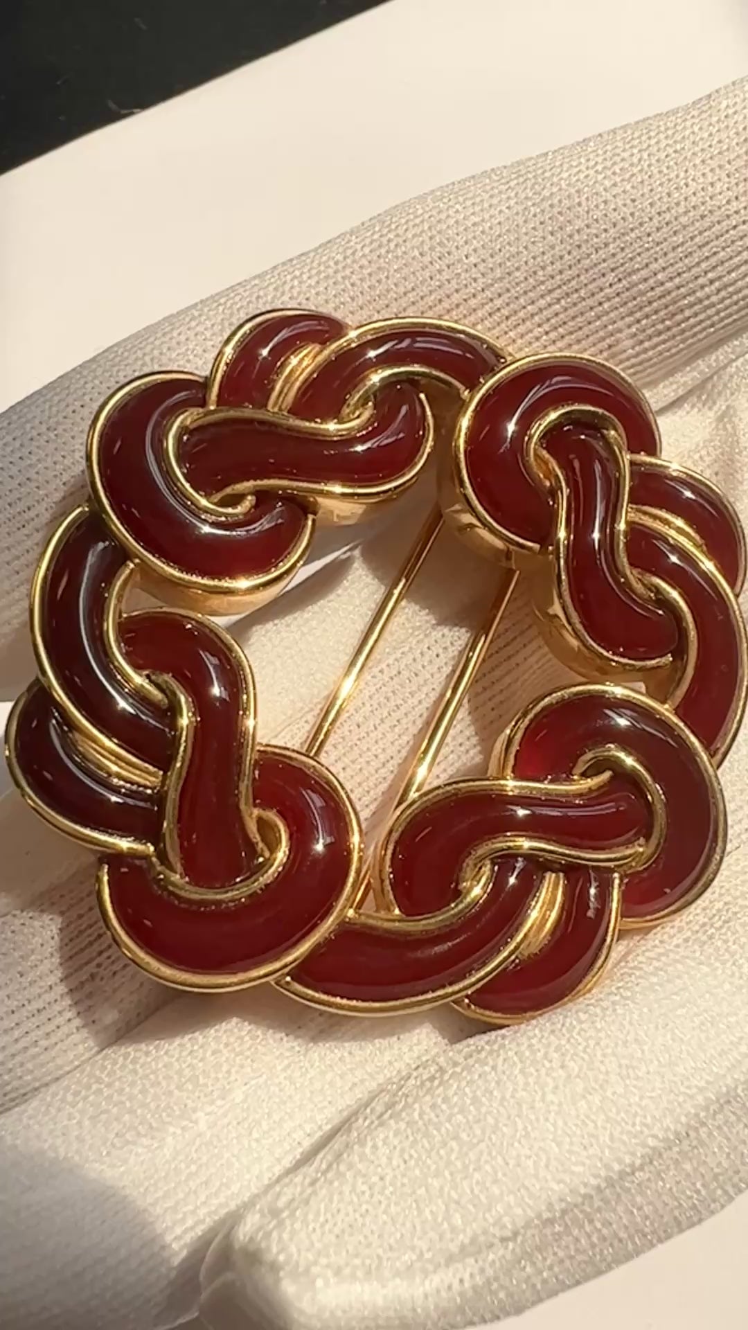 Angela Cummings Sailor's Knot Carnelian Yellow Gold Brooch